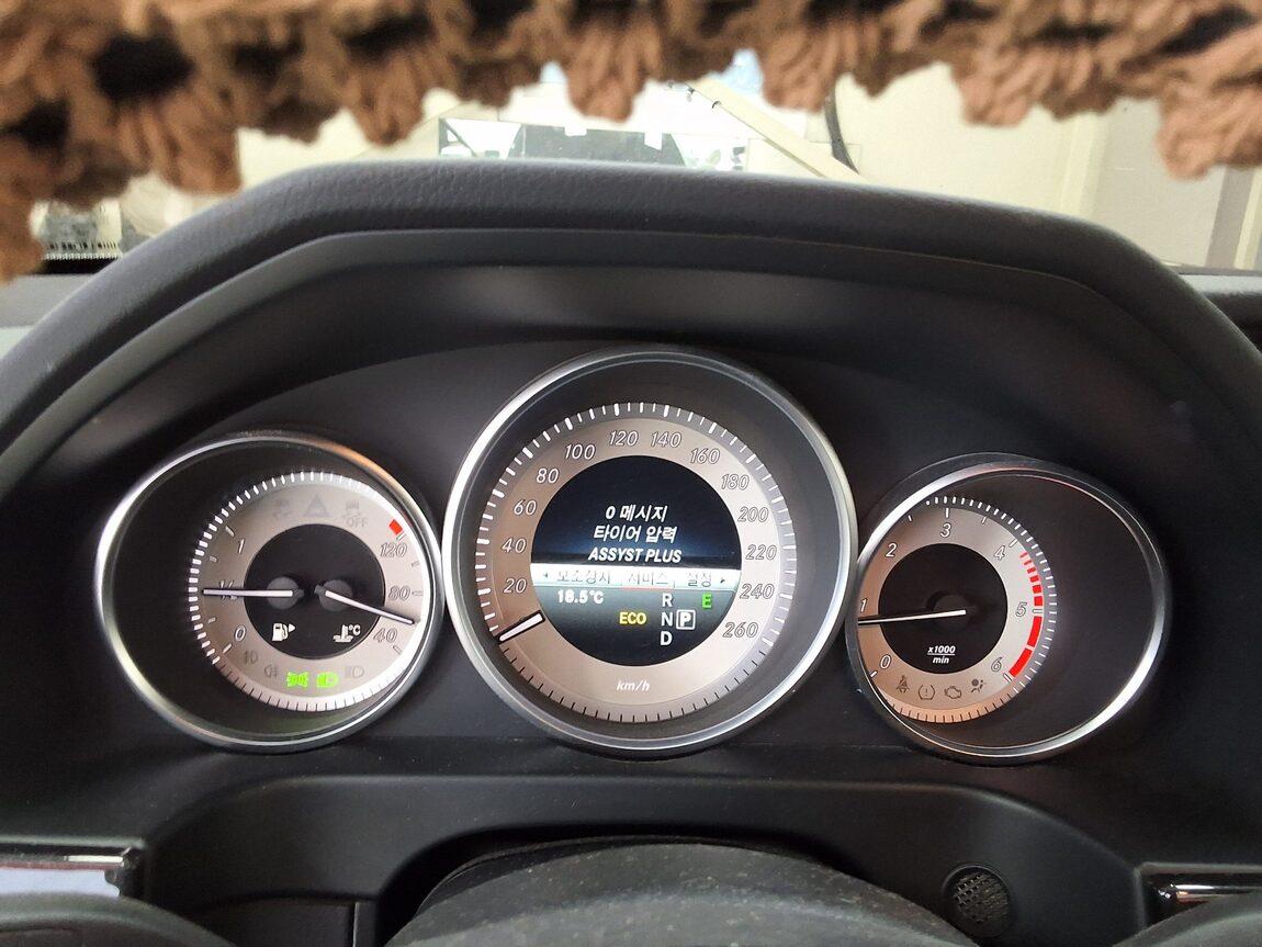 MERCEDES-BENZ E-CLASS (4TH GEN) E220 CDI BLUETEC AVANTGARDE 2016 - zdjęcie 24