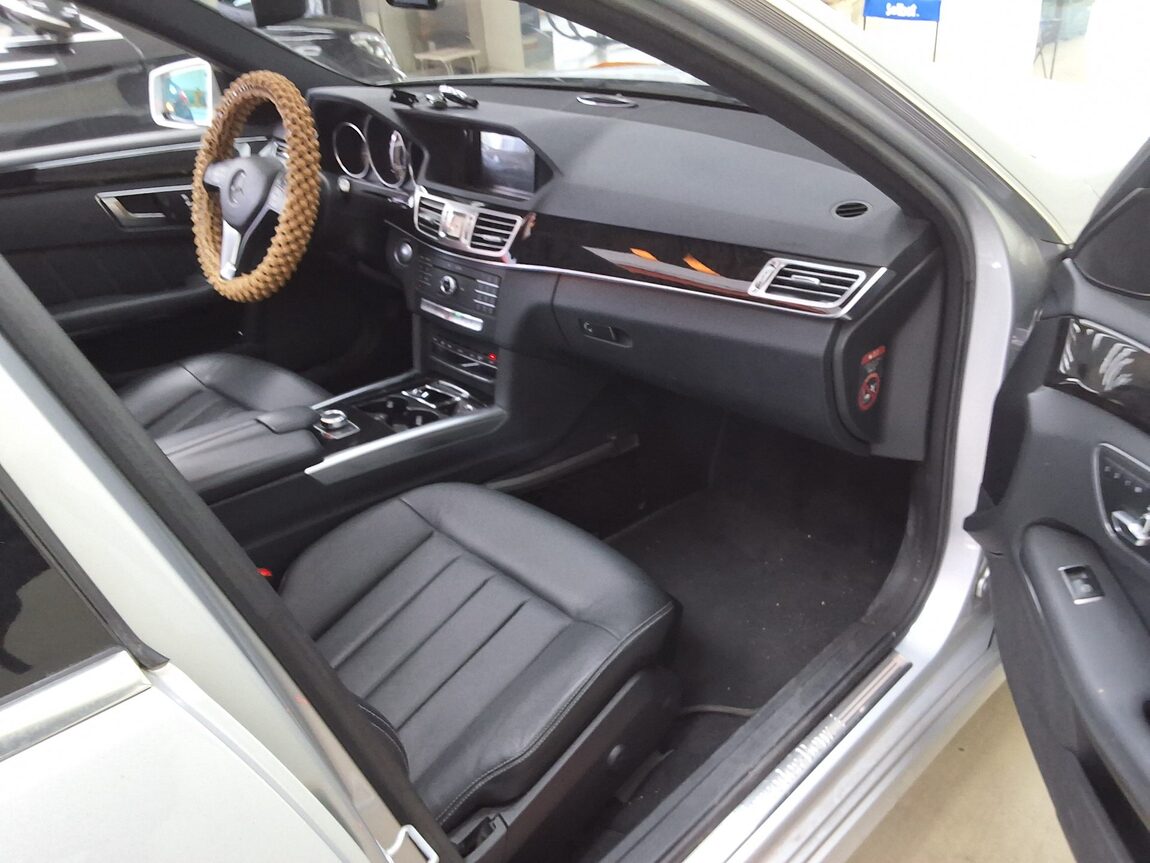 MERCEDES-BENZ E-CLASS (4TH GEN) E220 CDI BLUETEC AVANTGARDE 2016 - zdjęcie 15