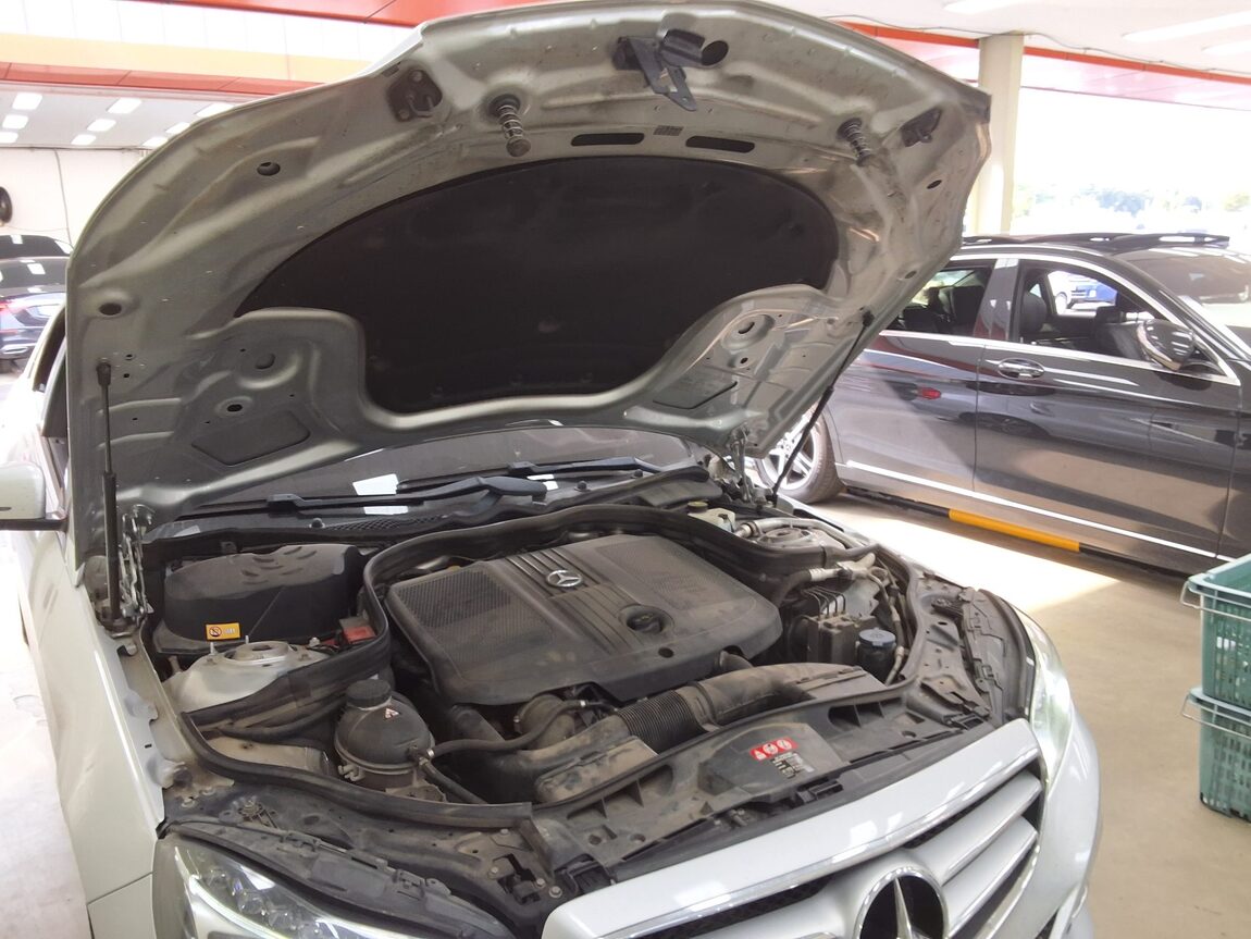 MERCEDES-BENZ E-CLASS (4TH GEN) E220 CDI BLUETEC AVANTGARDE 2016 - zdjęcie 18