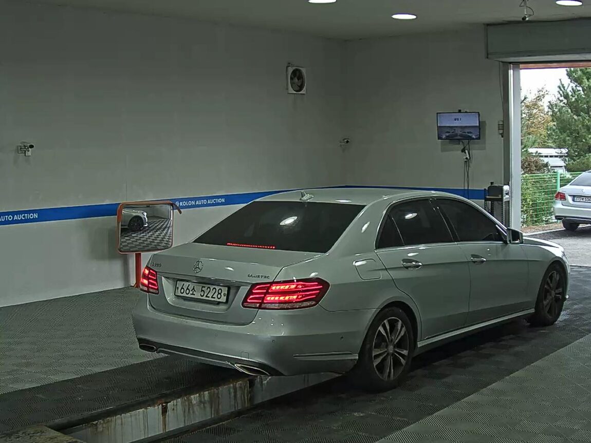 MERCEDES-BENZ E-CLASS (4TH GEN) E220 CDI BLUETEC AVANTGARDE 2016 - zdjęcie 5