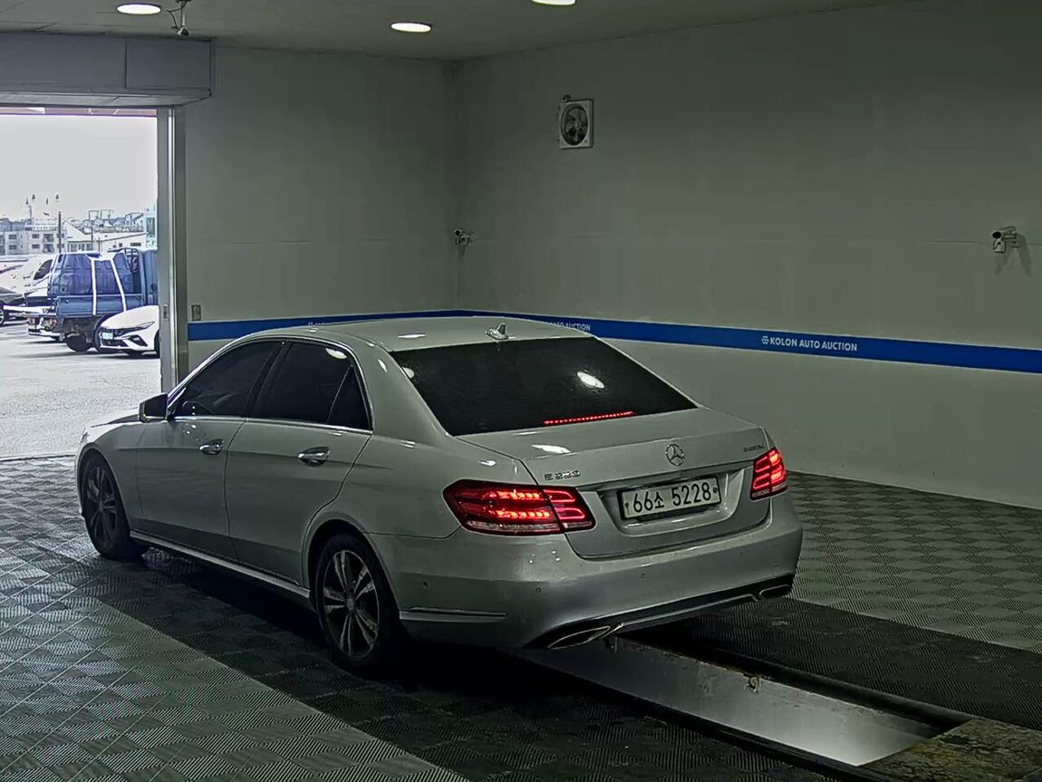 MERCEDES-BENZ E-CLASS (4TH GEN) E220 CDI BLUETEC AVANTGARDE 2016 - zdjęcie 6