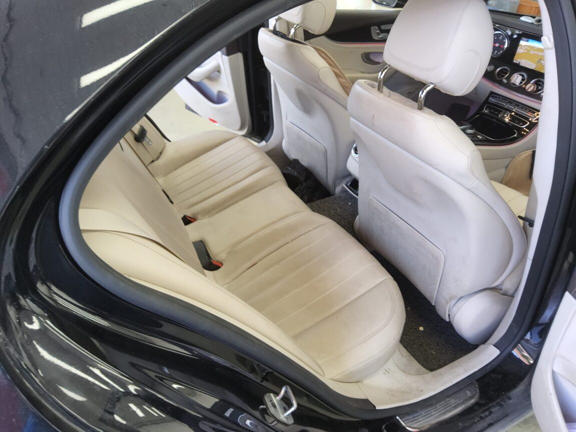 MERCEDES-BENZ E-CLASS (5TH GEN) E220d 4MATIC EXCLUSIVE 2020 - zdjęcie 13
