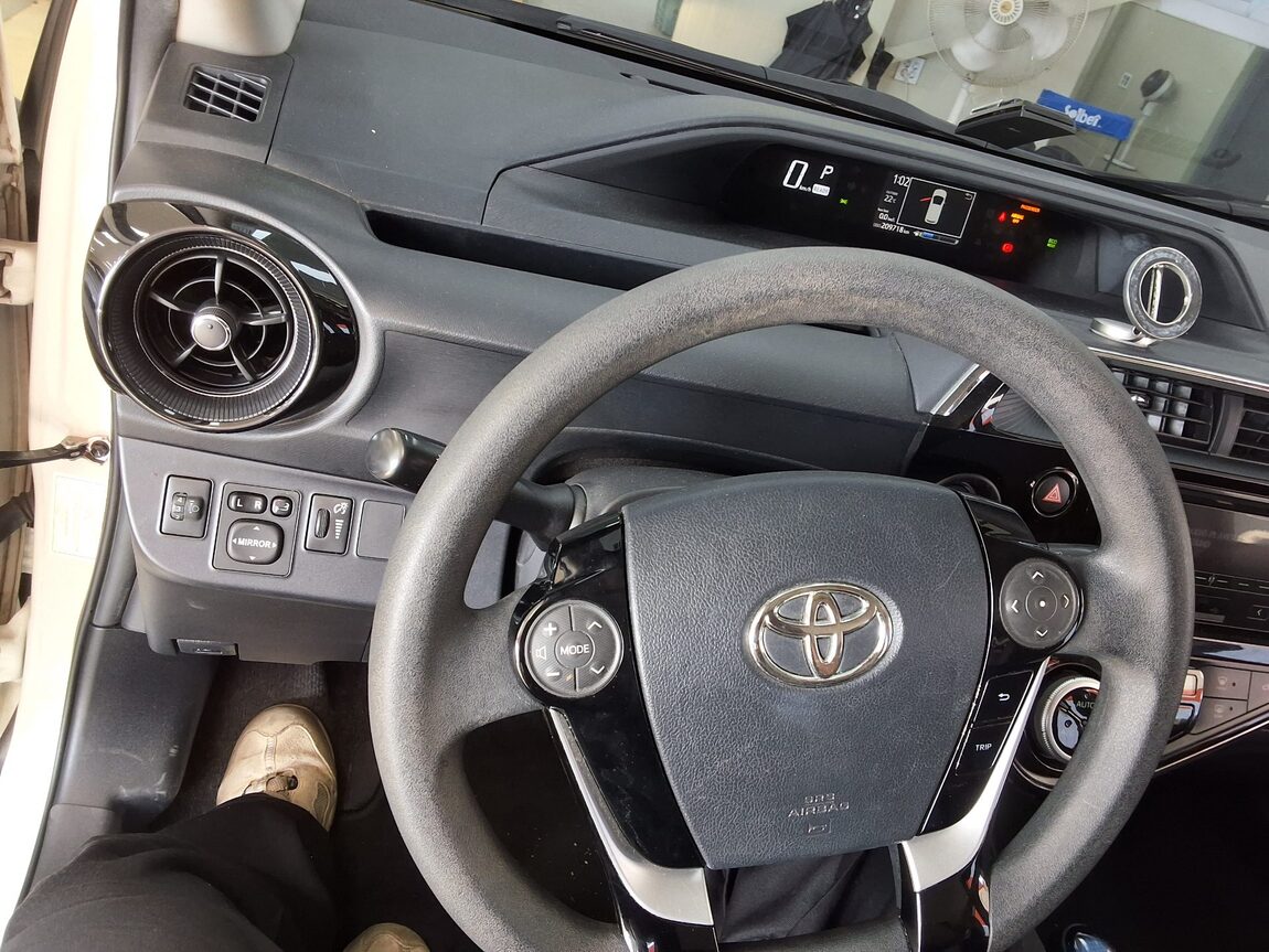 TOYOTA PRIUS C 1.5 HEV 2018 - zdjęcie 23