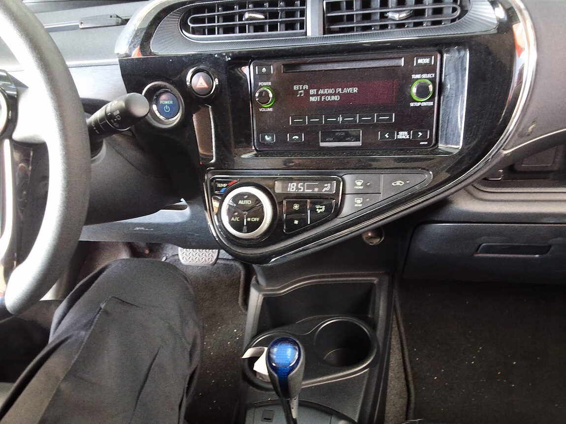 TOYOTA PRIUS C 1.5 HEV 2018 - zdjęcie 24