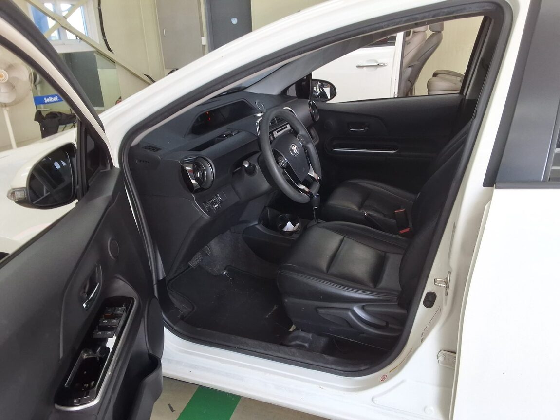 TOYOTA PRIUS C 1.5 HEV 2018 - zdjęcie 11