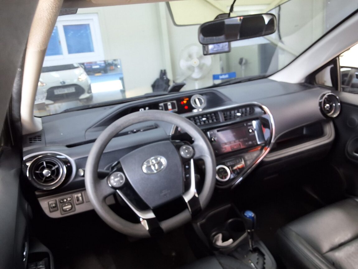 TOYOTA PRIUS C 1.5 HEV 2018 - zdjęcie 12
