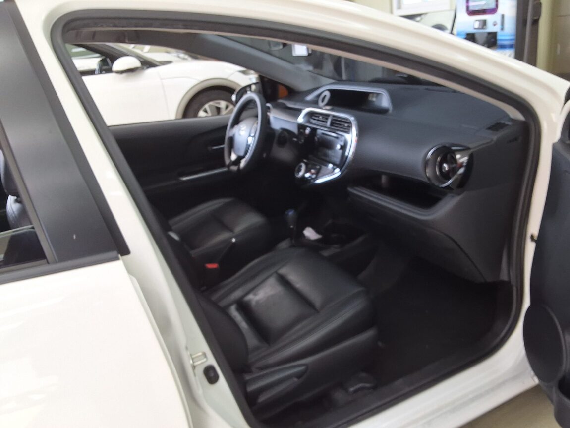 TOYOTA PRIUS C 1.5 HEV 2018 - zdjęcie 15