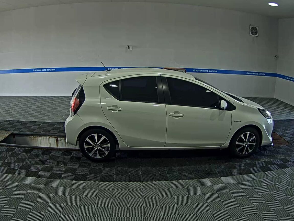 TOYOTA PRIUS C 1.5 HEV 2018 - zdjęcie 4
