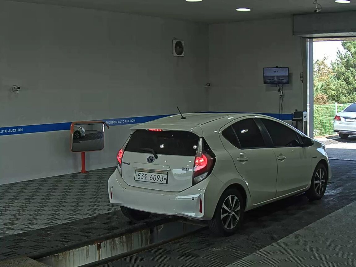 TOYOTA PRIUS C 1.5 HEV 2018 - zdjęcie 5