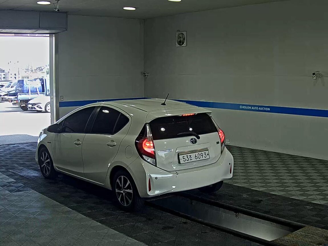 TOYOTA PRIUS C 1.5 HEV 2018 - zdjęcie 6