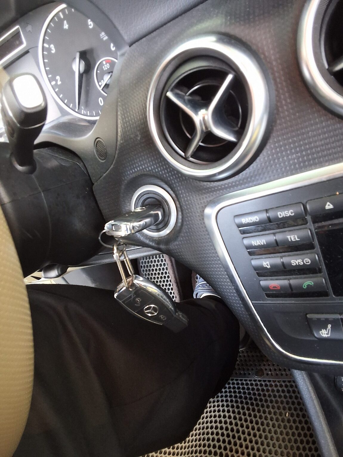 MERCEDES-BENZ A-CLASS (3RD GEN) A180 CDI STYLE 2015 - zdjęcie 18