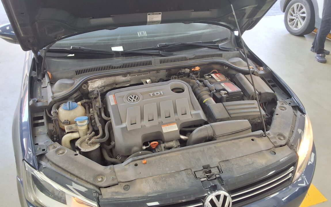 VOLKSWAGEN JETTA (6TH GEN) 2.0 TDI 2012 - zdjęcie 21