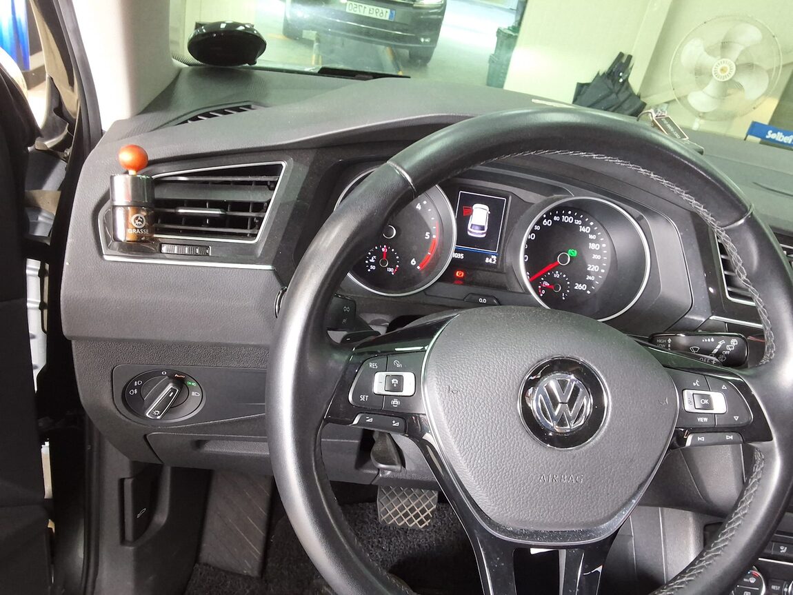 VOLKSWAGEN TIGUAN (2ND GEN) 2.0 TDI PREMIUM 2020 - zdjęcie 23