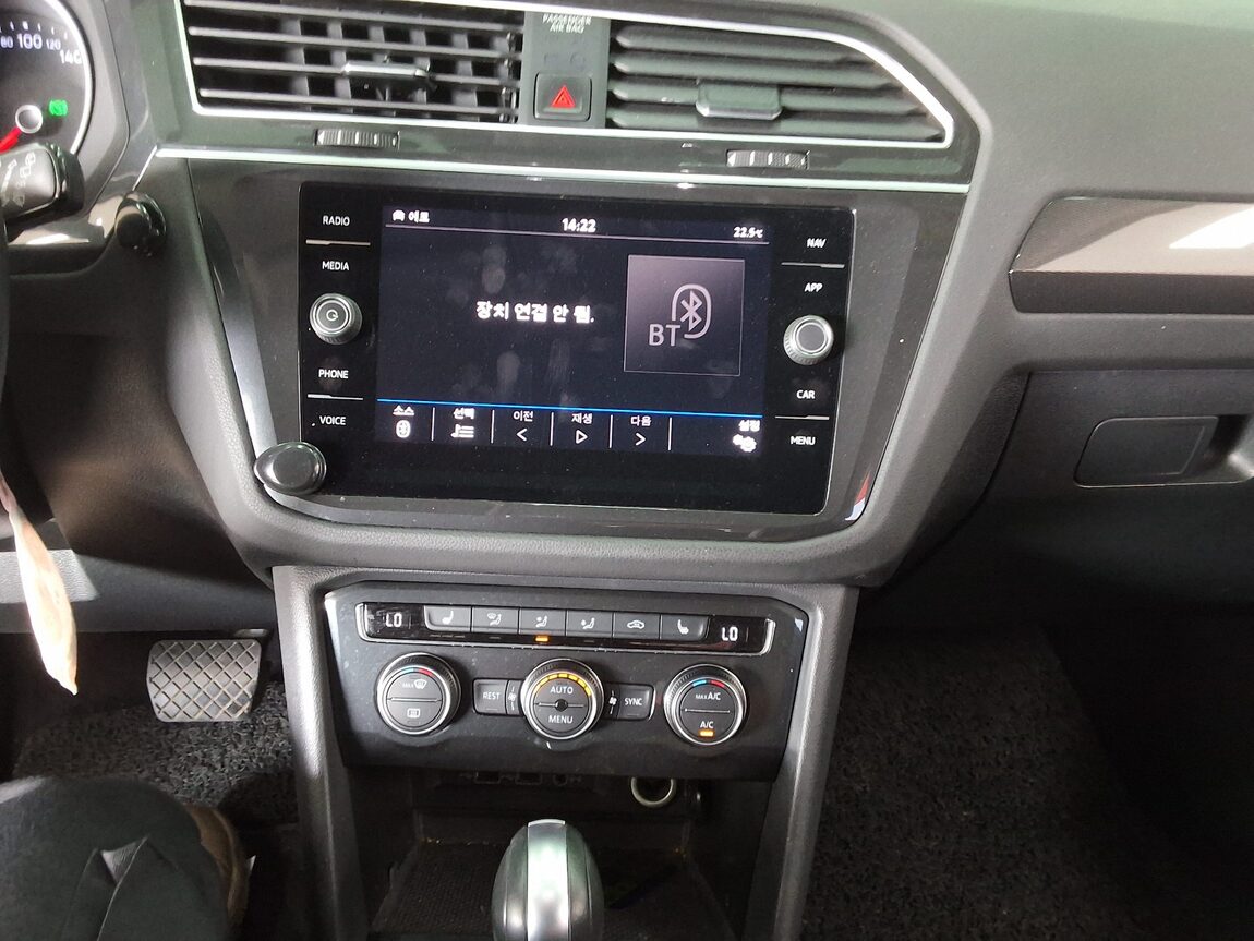 VOLKSWAGEN TIGUAN (2ND GEN) 2.0 TDI PREMIUM 2020 - zdjęcie 24