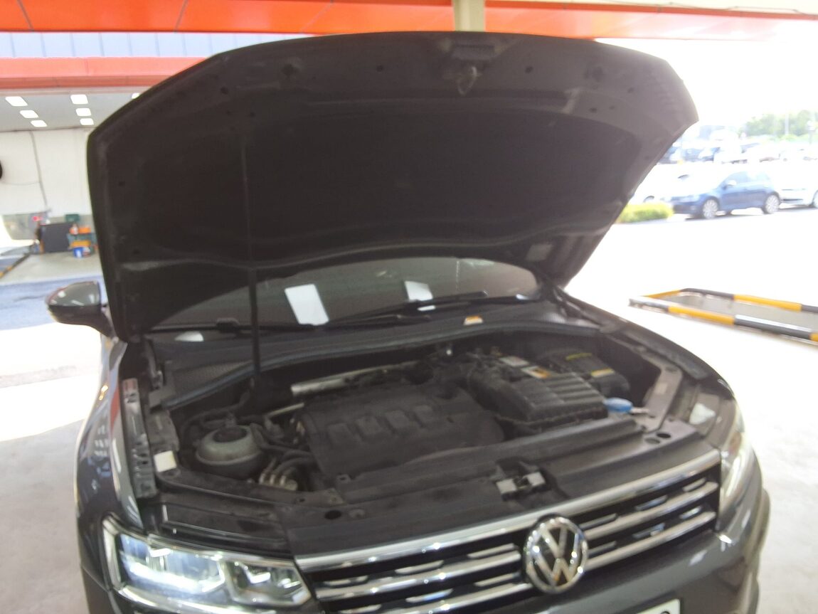 VOLKSWAGEN TIGUAN (2ND GEN) 2.0 TDI PREMIUM 2020 - zdjęcie 18