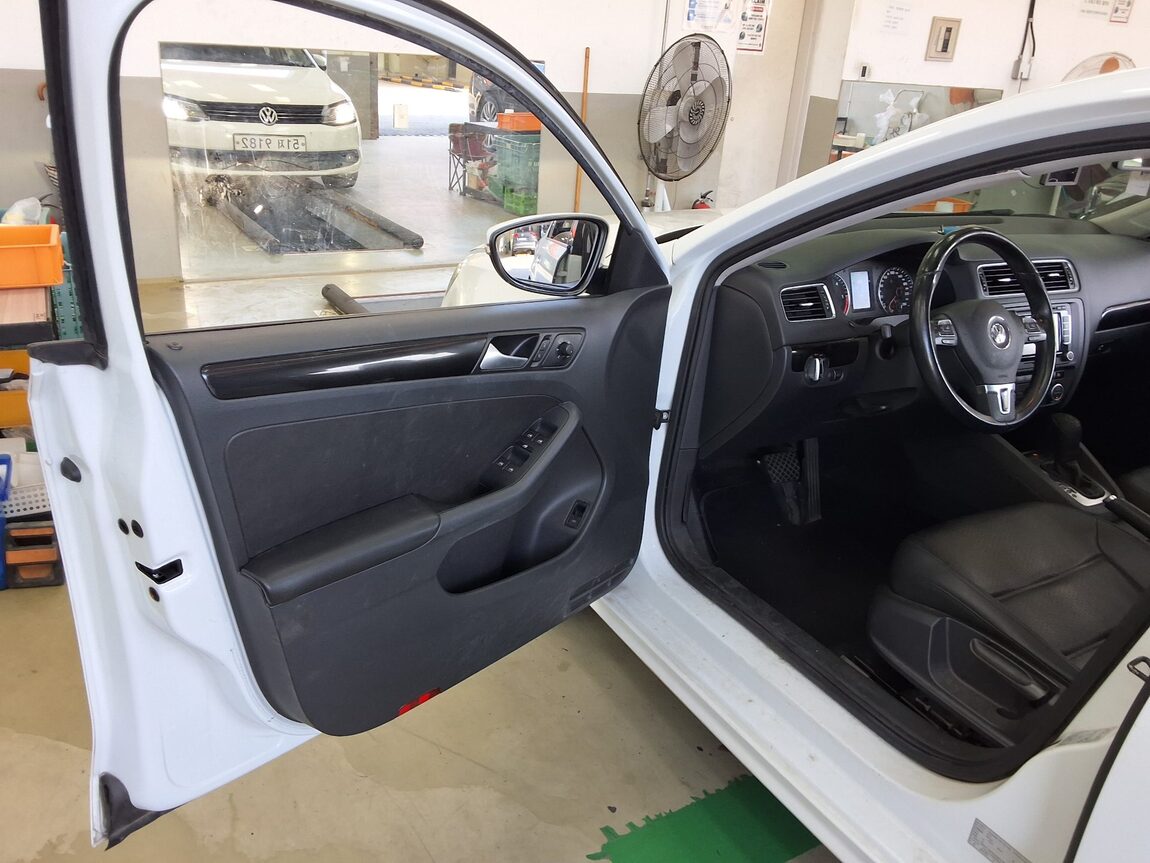 VOLKSWAGEN JETTA (6TH GEN) 2.0 TDI 2014 - zdjęcie 10