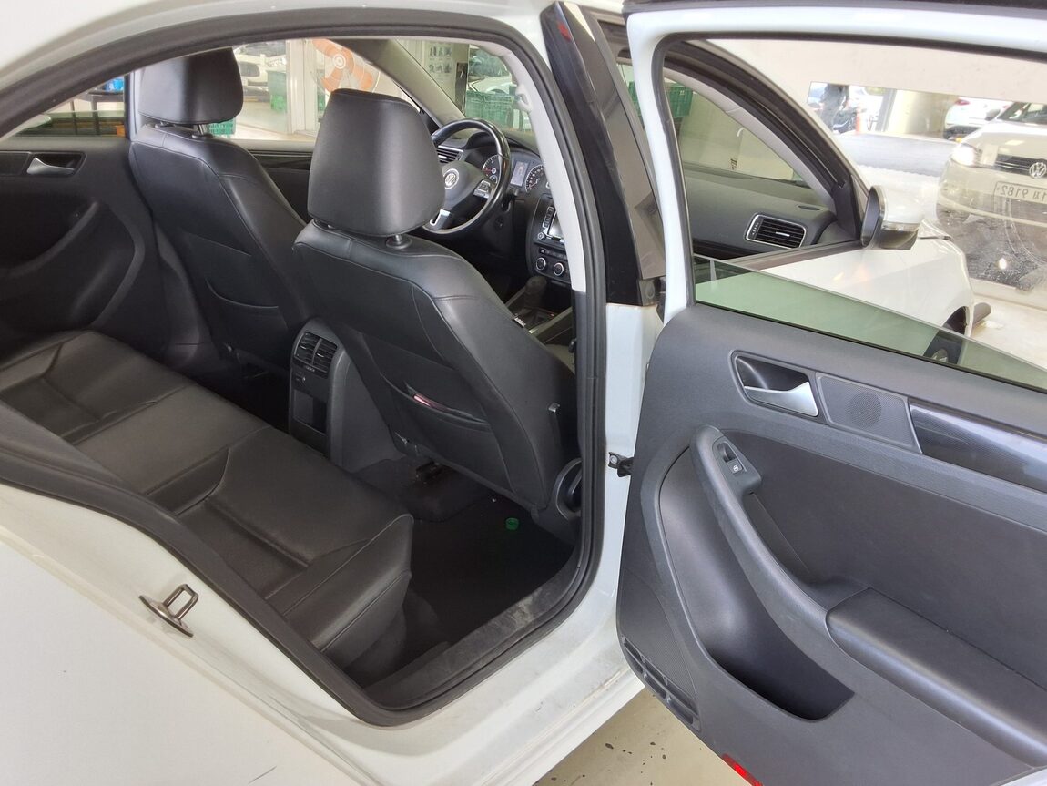 VOLKSWAGEN JETTA (6TH GEN) 2.0 TDI 2014 - zdjęcie 13