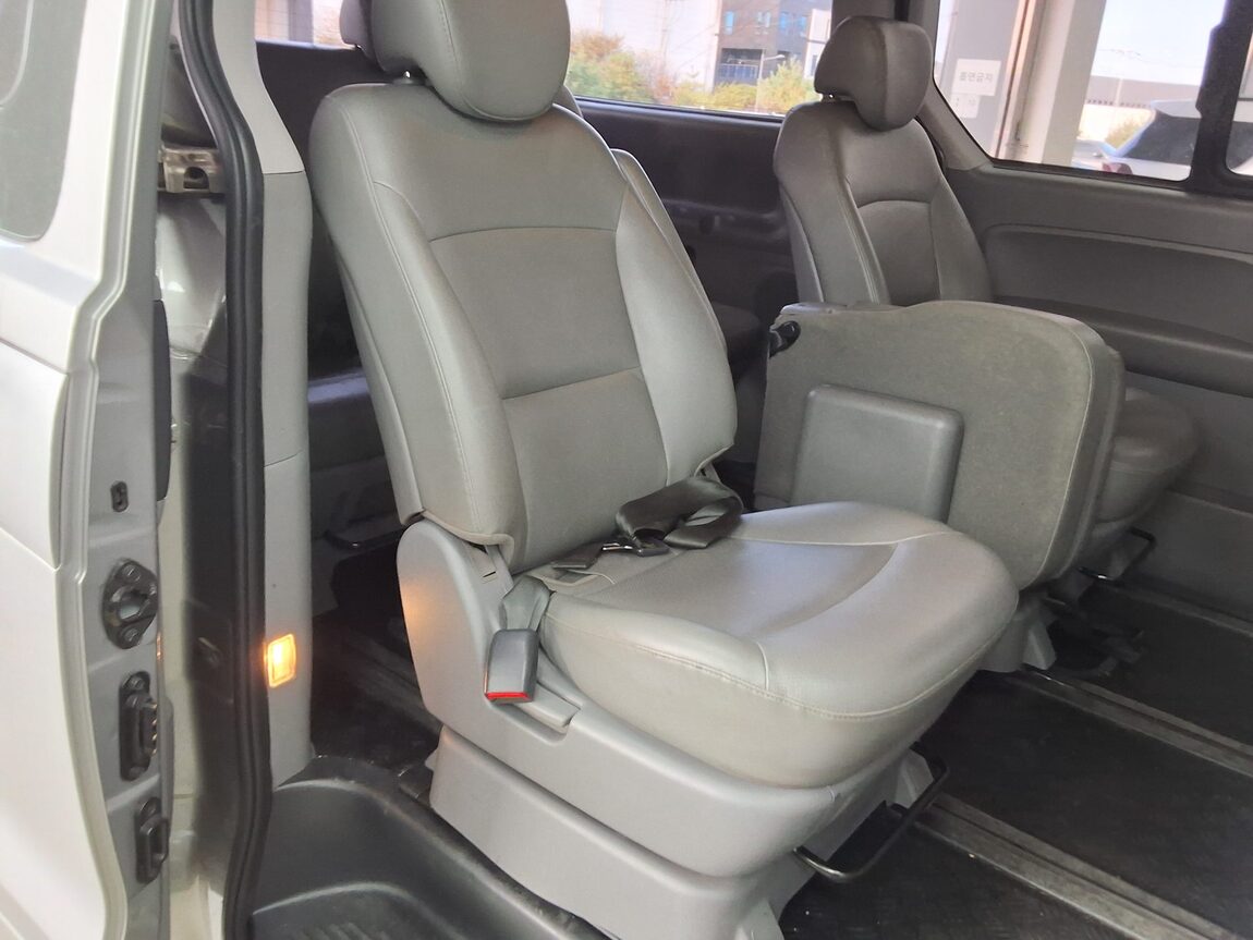 HYUNDAI GRAND STAREX 12-SEATER DIESEL CVX LUXURY 2015 - zdjęcie 13