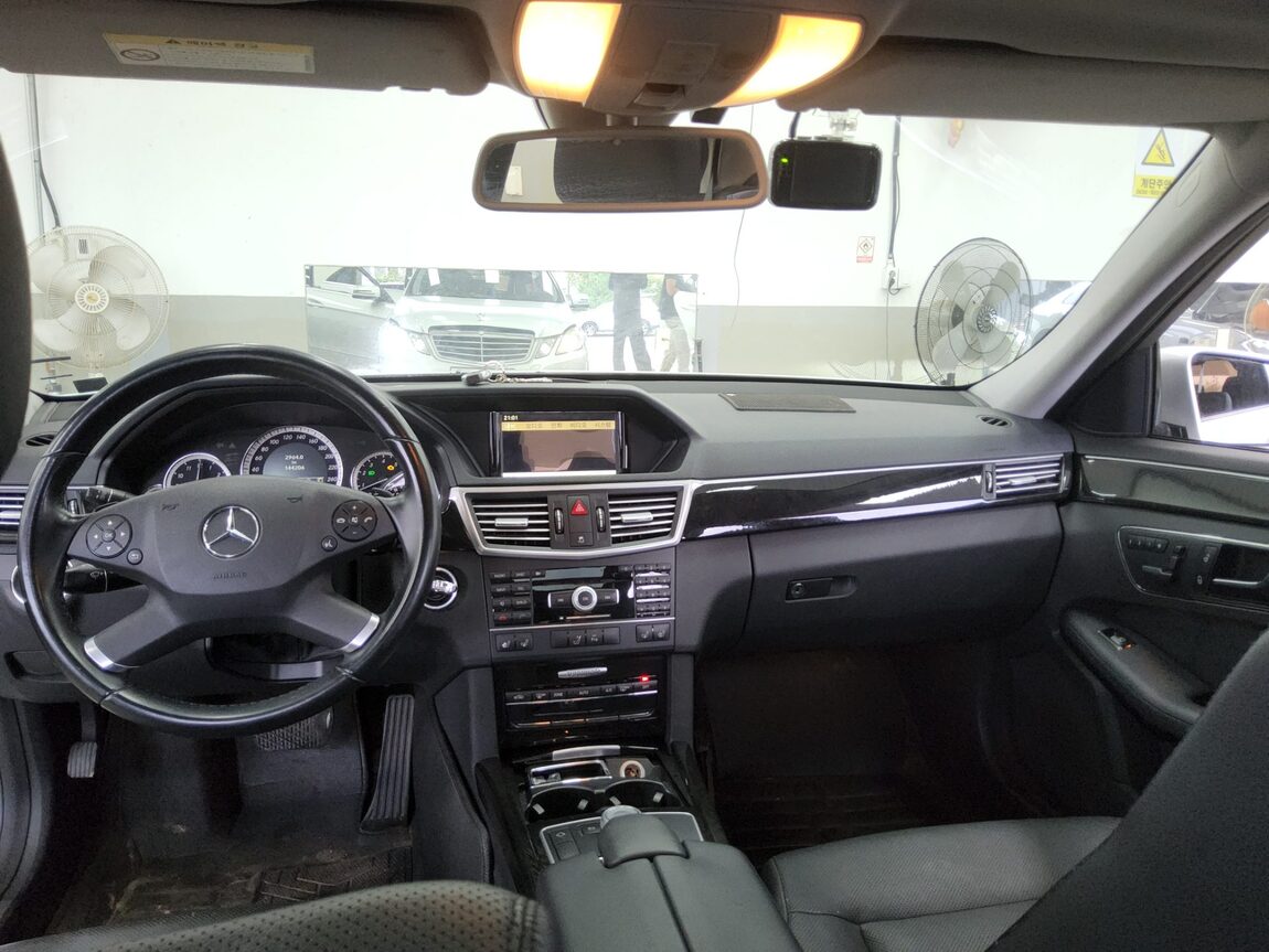 MERCEDES-BENZ E-CLASS (4TH GEN) E300 AVANTGARDE 2010 - zdjęcie 11