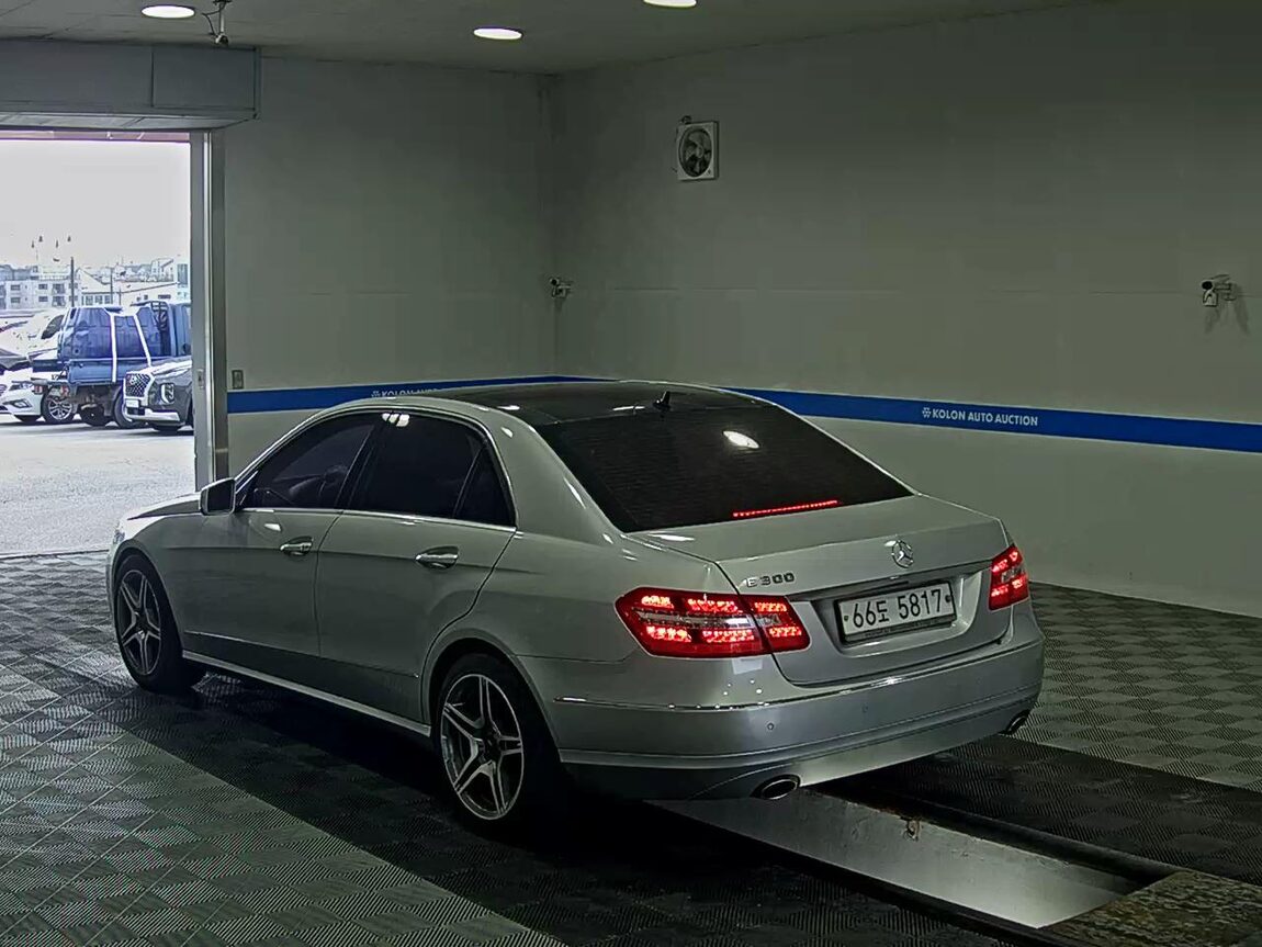 MERCEDES-BENZ E-CLASS (4TH GEN) E300 AVANTGARDE 2010 - zdjęcie 6