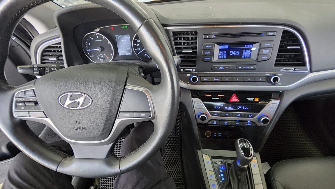 HYUNDAI AVANTE AD 1.6 GDi SMART 2017 - zdjęcie 19