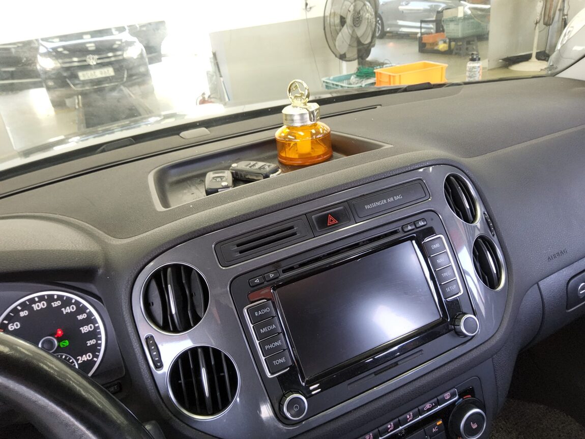 VOLKSWAGEN TIGUAN 2.0 TDI BLUEMOTION PREMIUM 2012 - zdjęcie 17