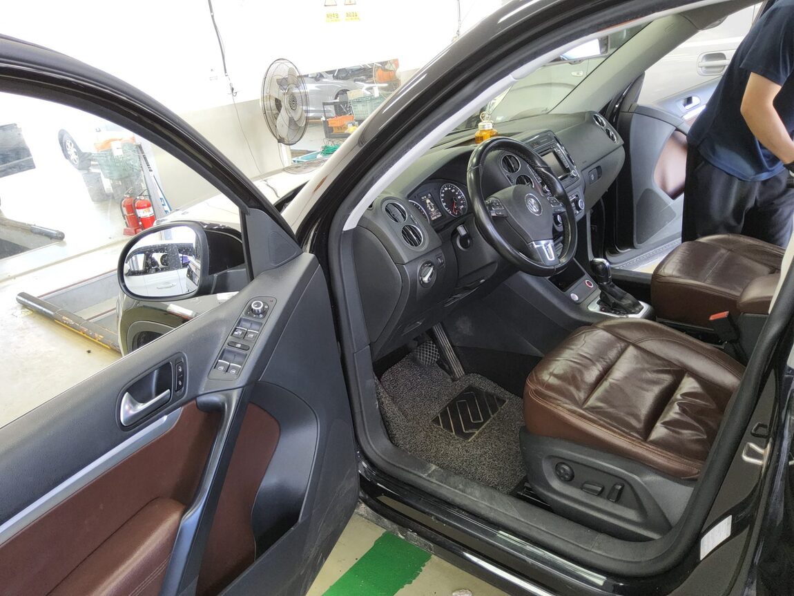 VOLKSWAGEN TIGUAN 2.0 TDI BLUEMOTION PREMIUM 2012 - zdjęcie 10