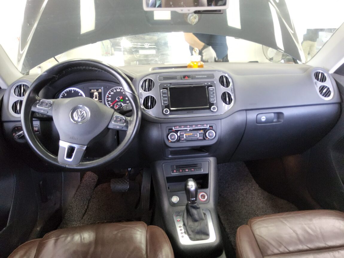 VOLKSWAGEN TIGUAN 2.0 TDI BLUEMOTION PREMIUM 2012 - zdjęcie 11