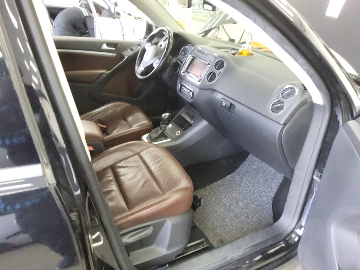VOLKSWAGEN TIGUAN 2.0 TDI BLUEMOTION PREMIUM 2012 - zdjęcie 14