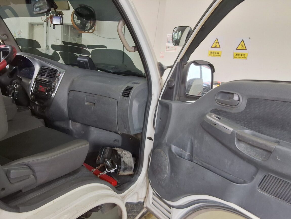 KIA THE NEW BONGO III CARGO 1.2 TON STANDARD CAB EXTRA LONG WHEELBASE GLS 2022 - zdjęcie 11