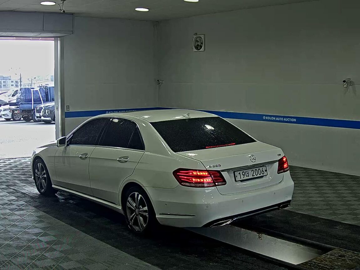 MERCEDES-BENZ E-CLASS (4TH GEN) E220 CDI AVANTGARDE 2014 - zdjęcie 6