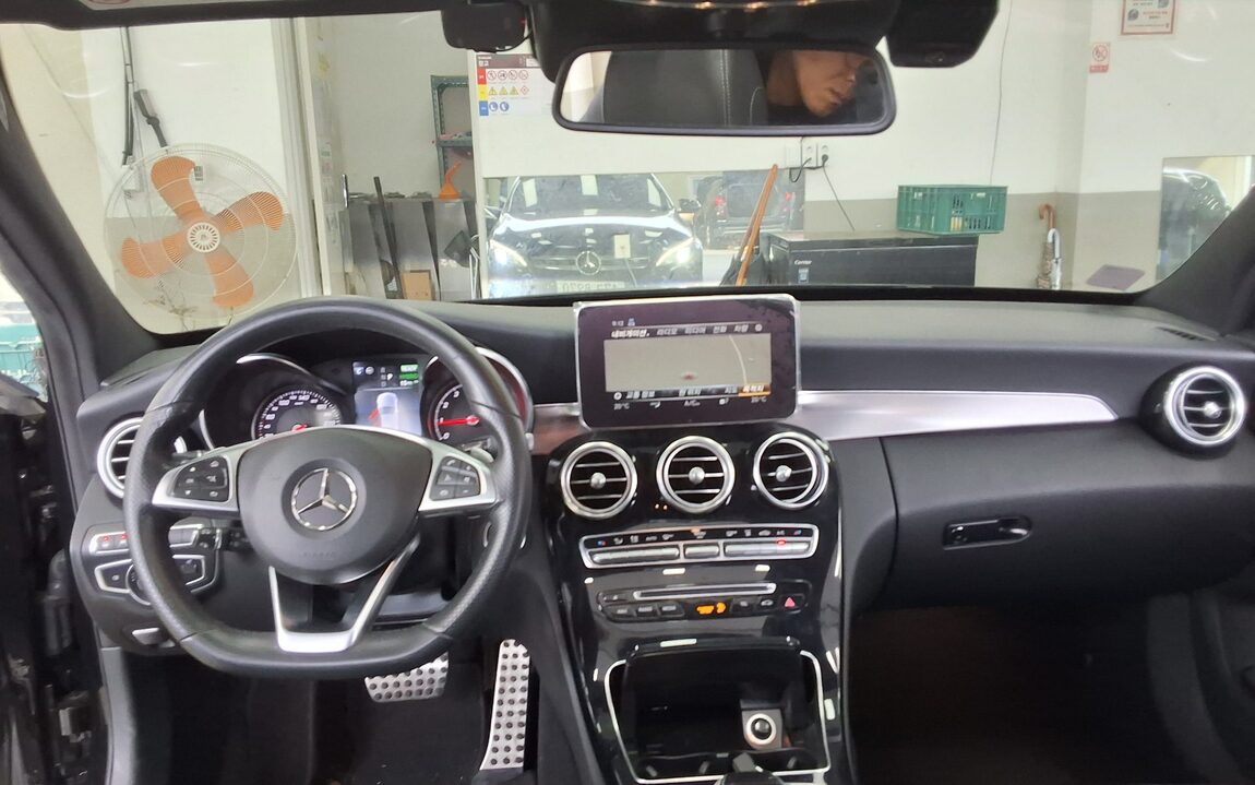 MERCEDES-BENZ C-CLASS (4TH GEN) C350 e 2018 - zdjęcie 11
