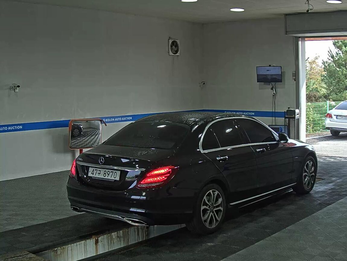 MERCEDES-BENZ C-CLASS (4TH GEN) C350 e 2018 - zdjęcie 5