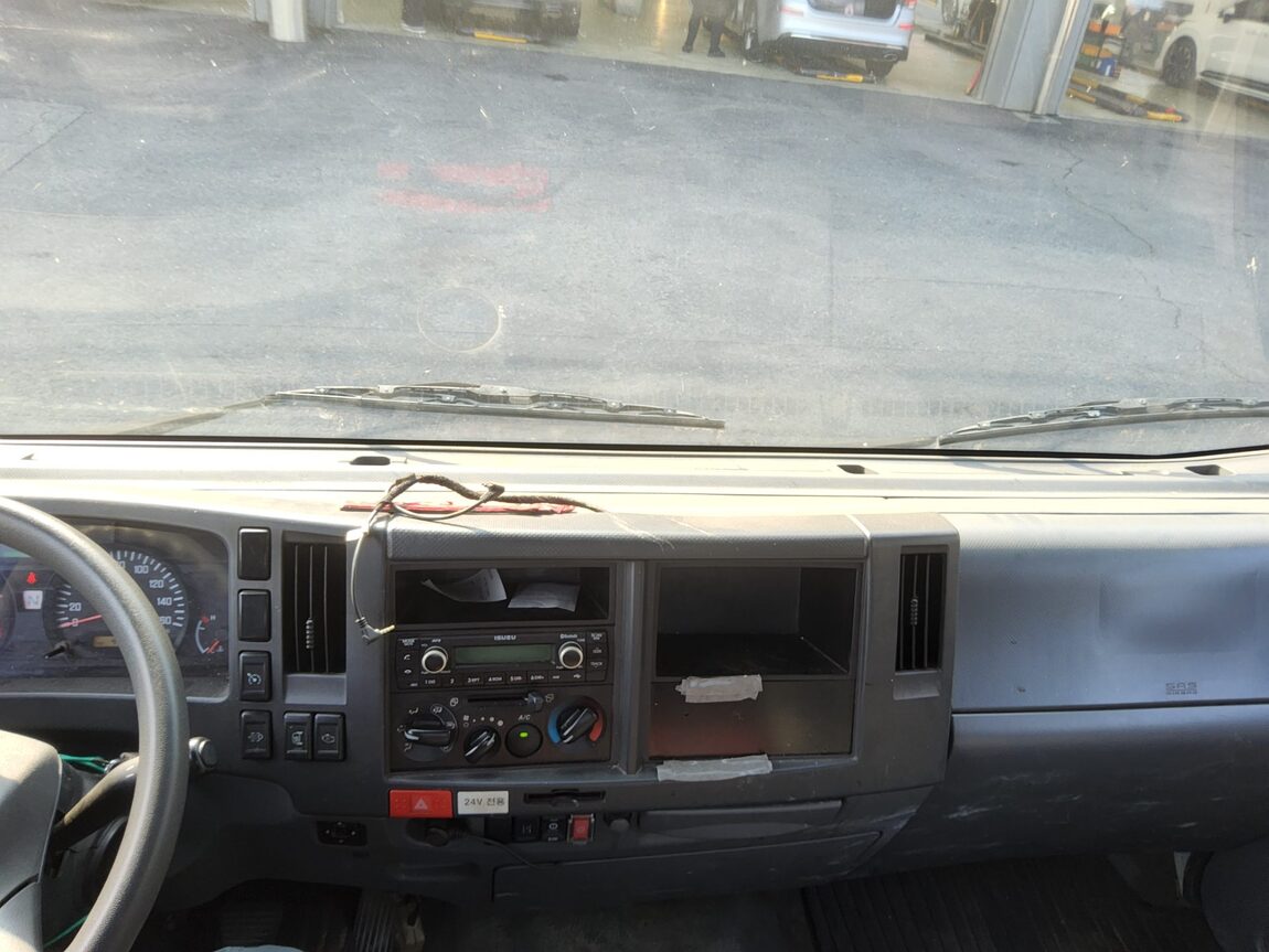 ISUZU ELF 3.5 TON CARGO LONG WHEELBASE 2019 - zdjęcie 9