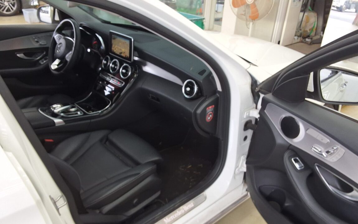 MERCEDES-BENZ C-CLASS (4TH GEN) C220 d AVANTGARDE 2017 - zdjęcie 14