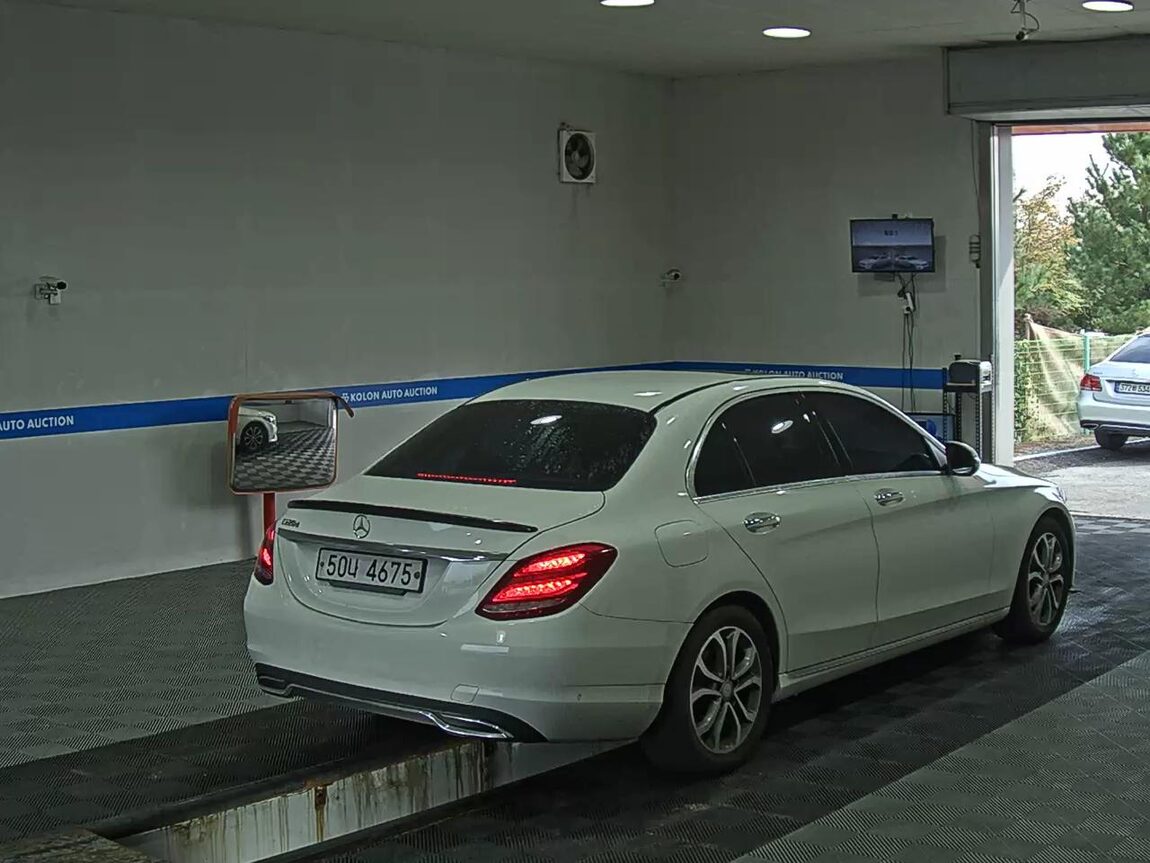 MERCEDES-BENZ C-CLASS (4TH GEN) C220 d AVANTGARDE 2017 - zdjęcie 5