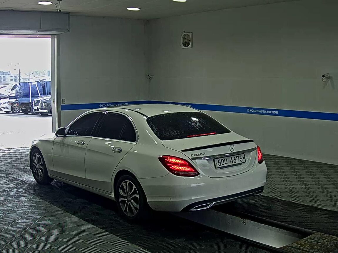 MERCEDES-BENZ C-CLASS (4TH GEN) C220 d AVANTGARDE 2017 - zdjęcie 6