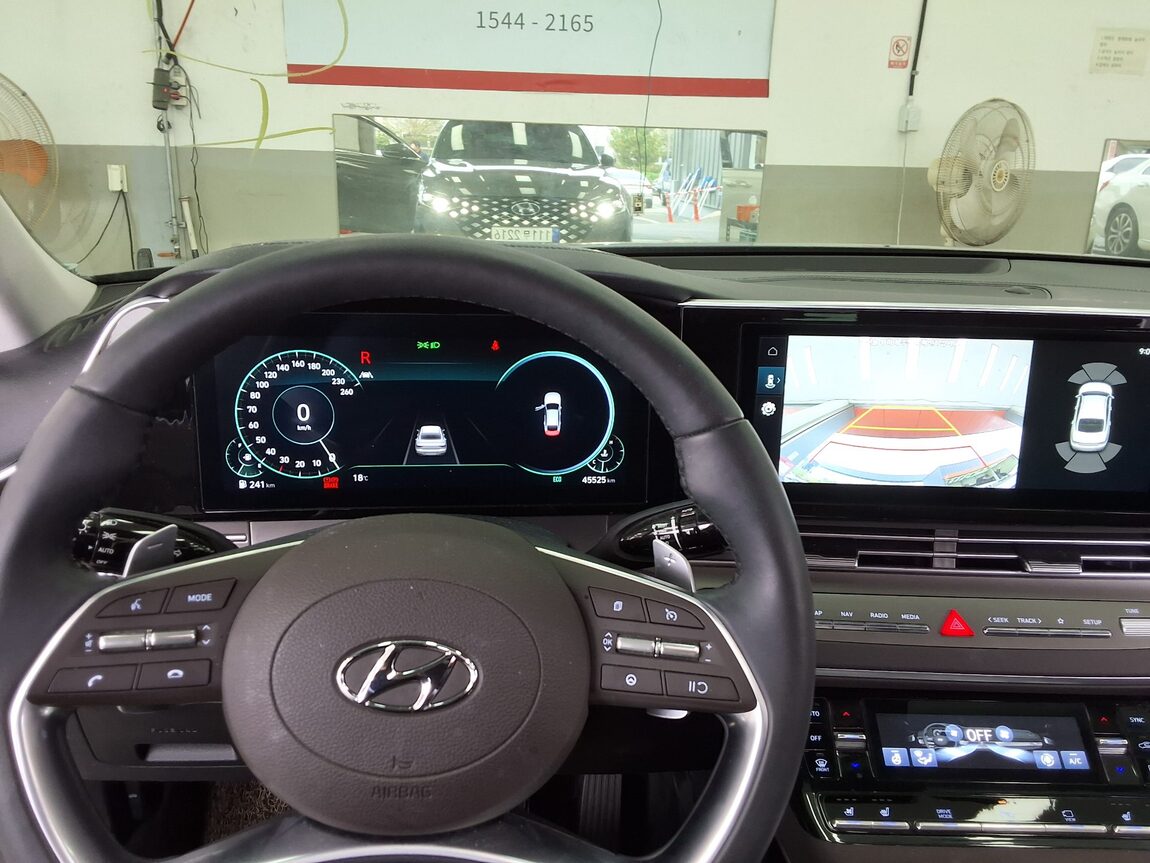 HYUNDAI THE NEW GRANDEUR IG GASOLINE 2.5 PREMIUM 2023 - zdjęcie 17