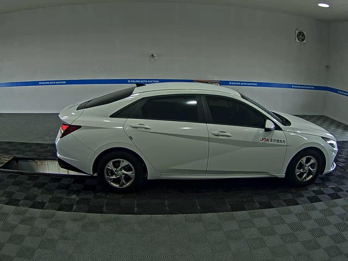 HYUNDAI AVANTE (CN7) 1.6 GASOLINE MODERN 2021 - zdjęcie 4