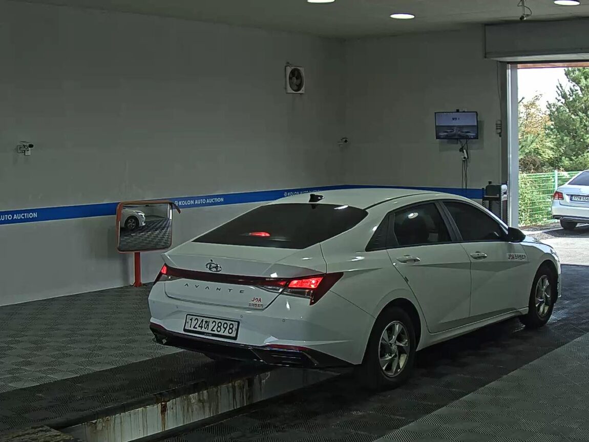HYUNDAI AVANTE (CN7) 1.6 GASOLINE MODERN 2021 - zdjęcie 5