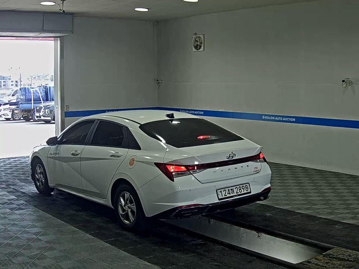 HYUNDAI AVANTE (CN7) 1.6 GASOLINE MODERN 2021 - zdjęcie 6
