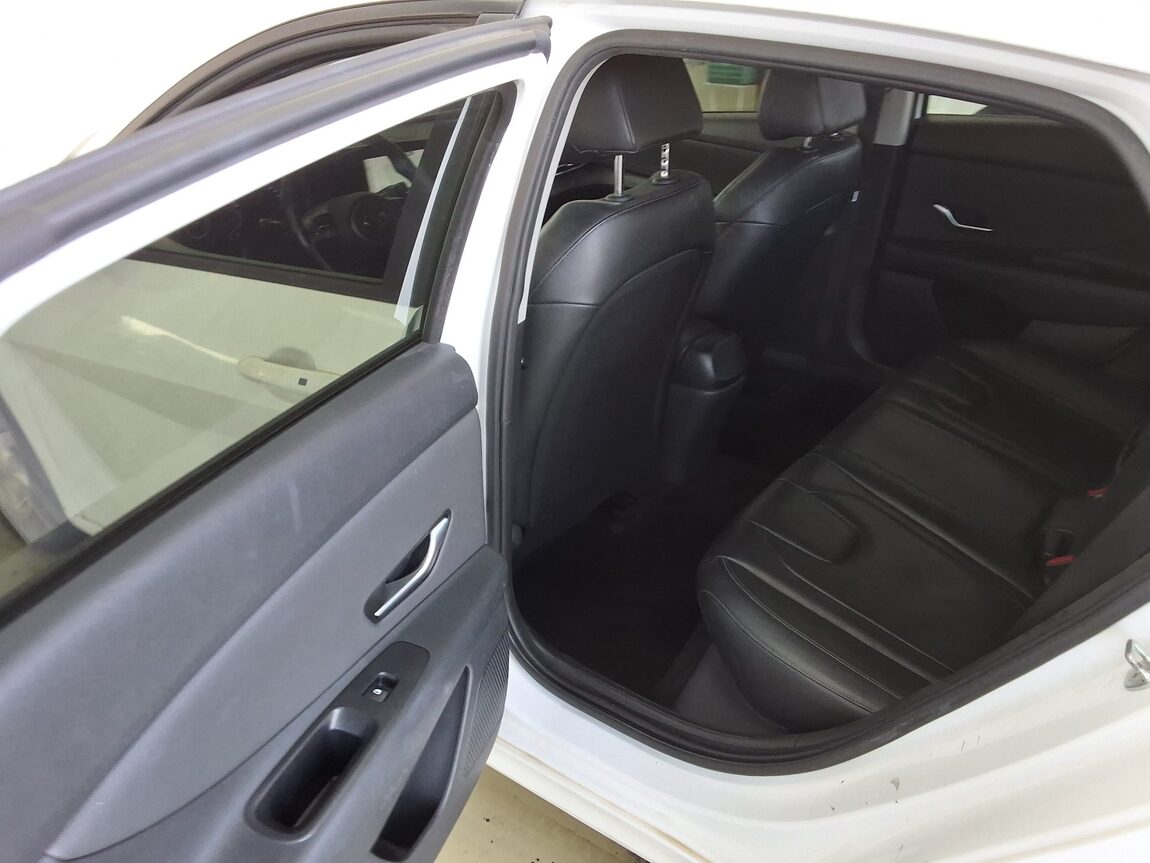HYUNDAI AVANTE (CN7) 1.6 GASOLINE MODERN 2021 - zdjęcie 12