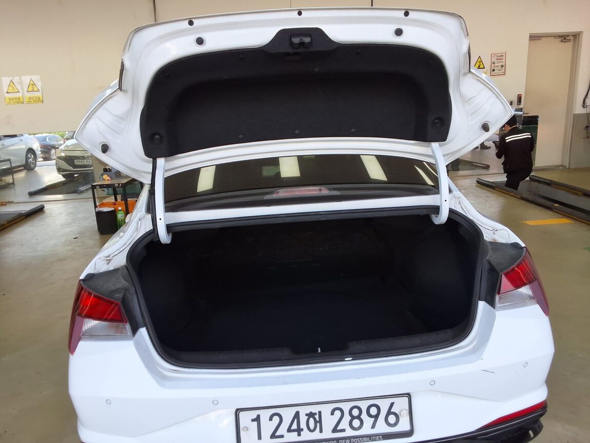 HYUNDAI AVANTE (CN7) 1.6 GASOLINE MODERN 2021 - zdjęcie 15