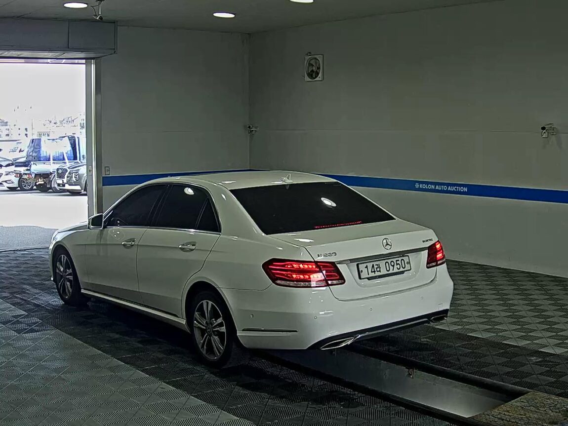 MERCEDES-BENZ E-CLASS (4TH GEN) E220 CDI BLUETEC AVANTGARDE 2016 - zdjęcie 6