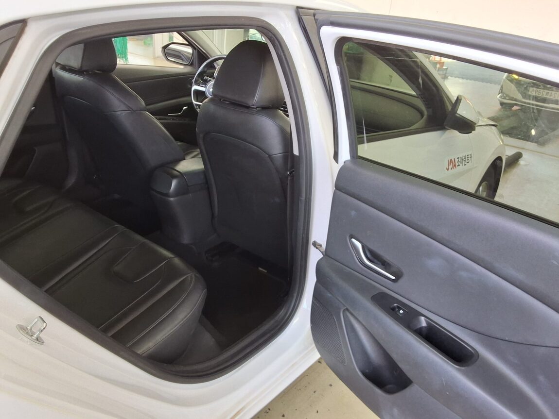HYUNDAI AVANTE (CN7) 1.6 GASOLINE MODERN 2021 - zdjęcie 13