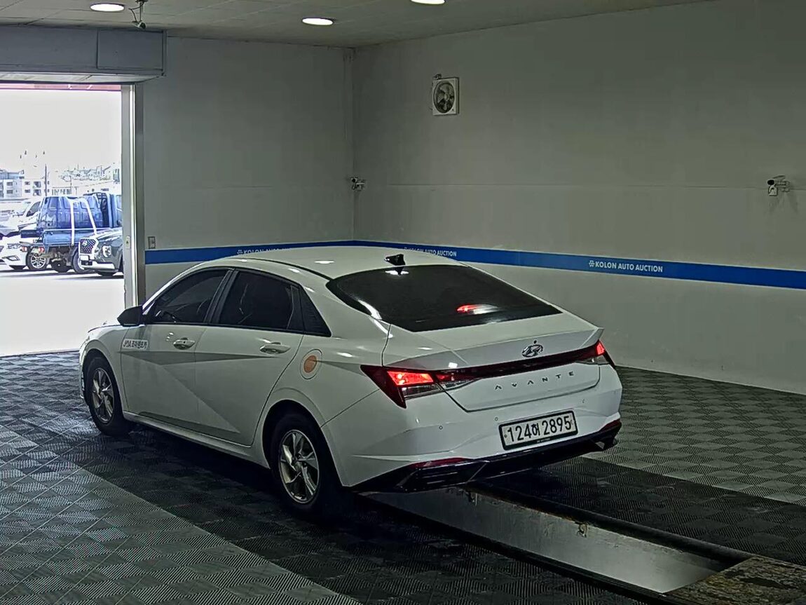 HYUNDAI AVANTE (CN7) 1.6 GASOLINE MODERN 2021 - zdjęcie 6