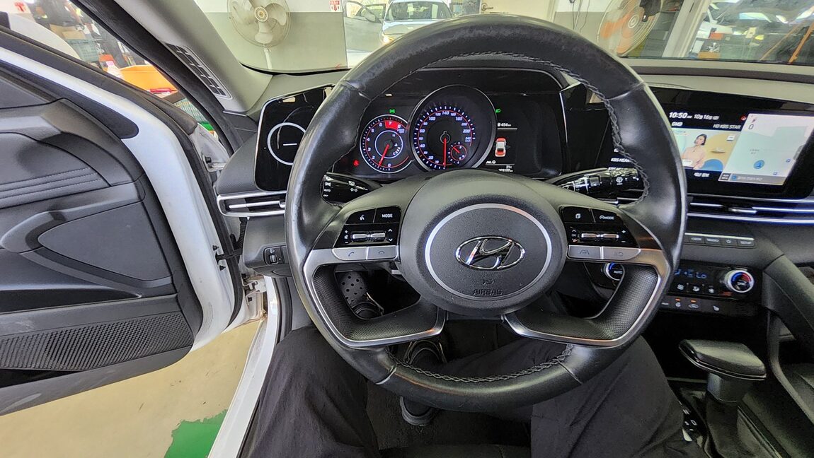 HYUNDAI AVANTE (CN7) 1.6 GASOLINE MODERN 2021 - zdjęcie 17