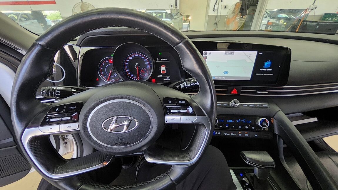 HYUNDAI AVANTE (CN7) 1.6 GASOLINE MODERN 2021 - zdjęcie 18