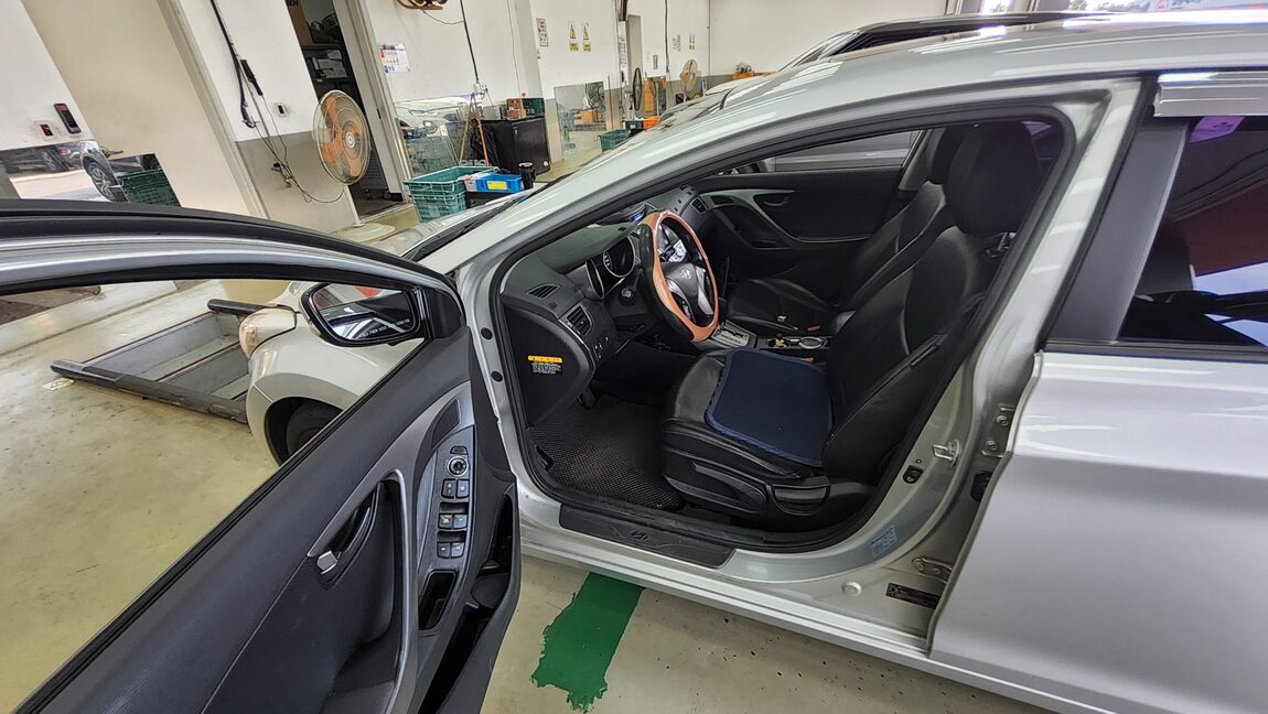HYUNDAI AVANTE MD M16 GDi SMART 2013 - zdjęcie 10