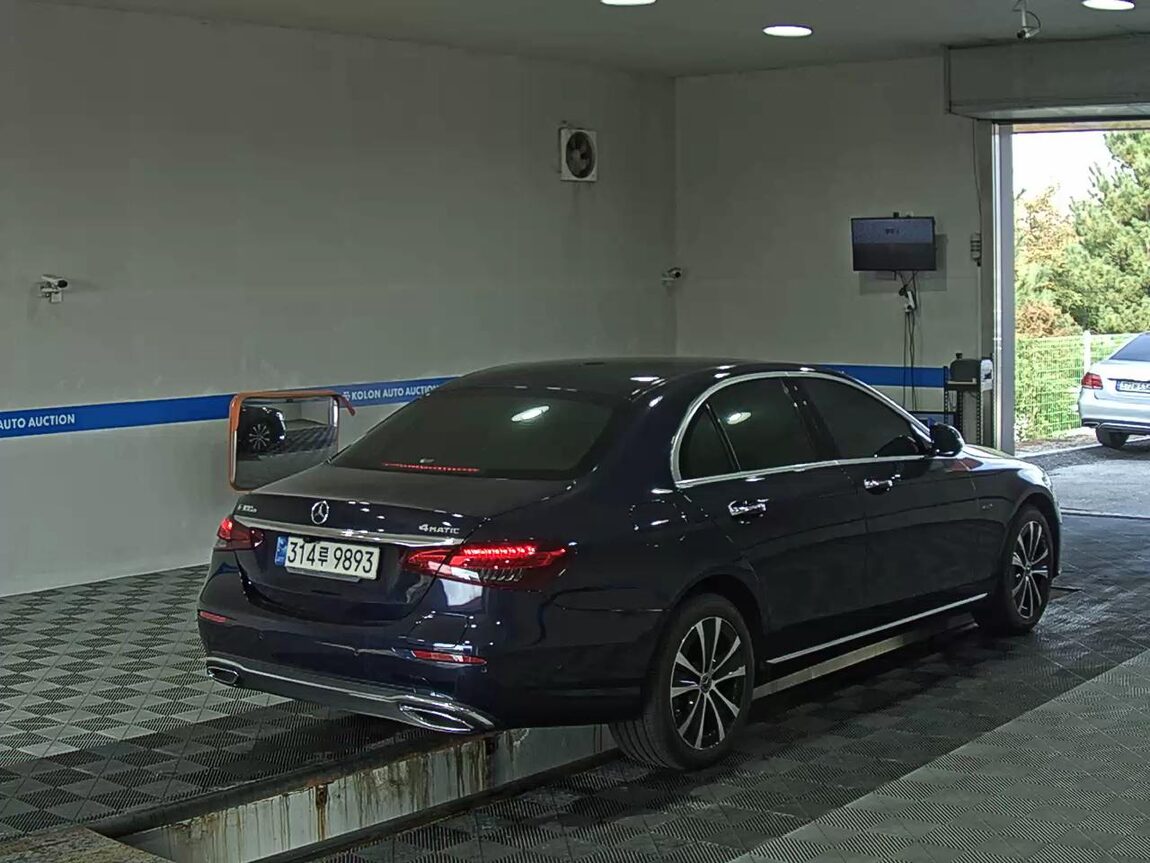 MERCEDES-BENZ E-CLASS (5TH GEN) E300e 4MATIC EXCLUSIVE 2021 - zdjęcie 5